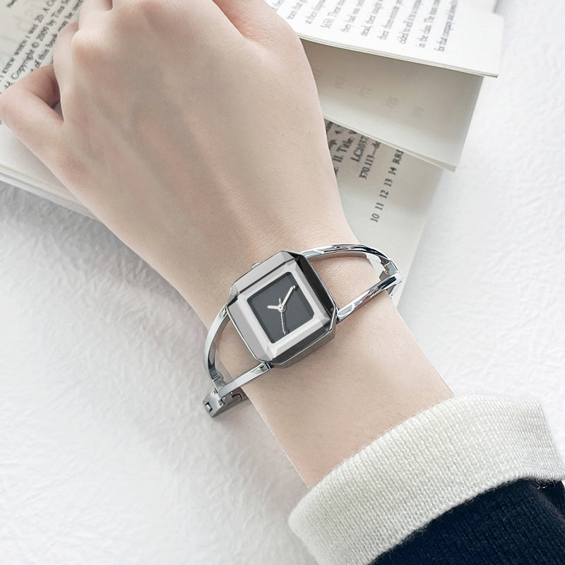 Minimālisma stila kvadrātveida kvarca pulkstenis